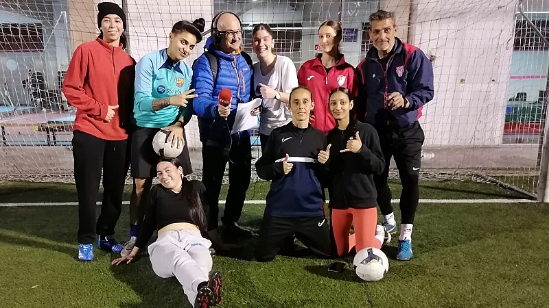 Xavif�rnia - Visitem el primer equip de futbol femen� de jugadores gitanes d?Espanya - Escolta ara