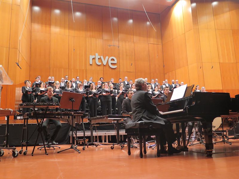 El Coro RTVE homenajea a los voluntarios de la Fundaci�n Reina Sof�a en la lucha contra el Alzheimer