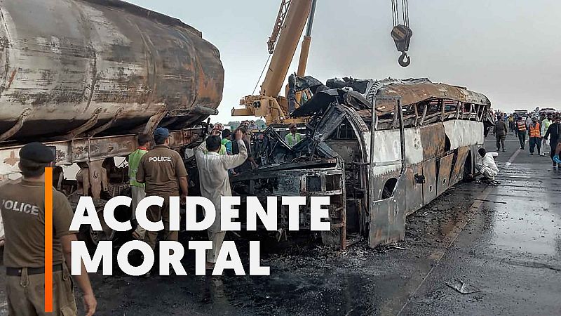 Mueren 20 personas calcinadas en el choque de un bus con un camión de combustible en Pakistán