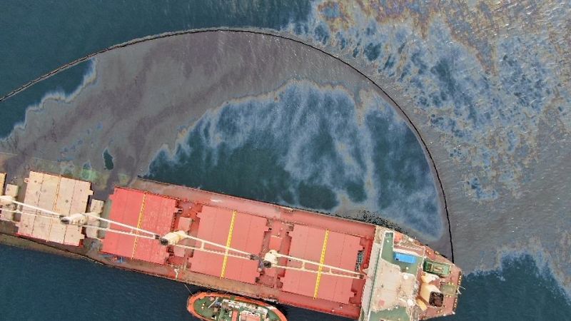 Gibraltar confirma el vertido de combustible del buque accidentado junto a la costa | Ver