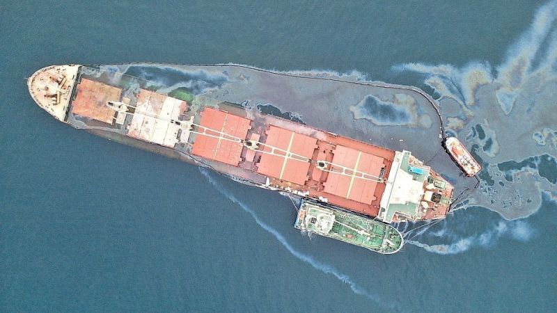 Gibraltar espera extraer este sábado el fueloil de uno de los tanques del buque | Ver