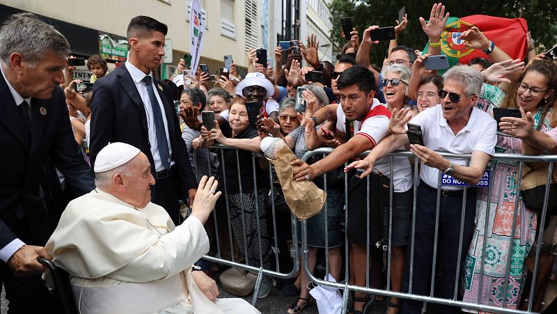El papa llega a Lisboa donde le esperan un millón de jóvenes católicos | Ver