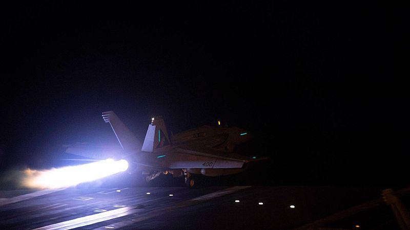 EE.UU. y Reino Unido bombardean a los rebeldes hutíes en Yemen en respuesta a sus ataques en el mar Rojo - Ver ahora